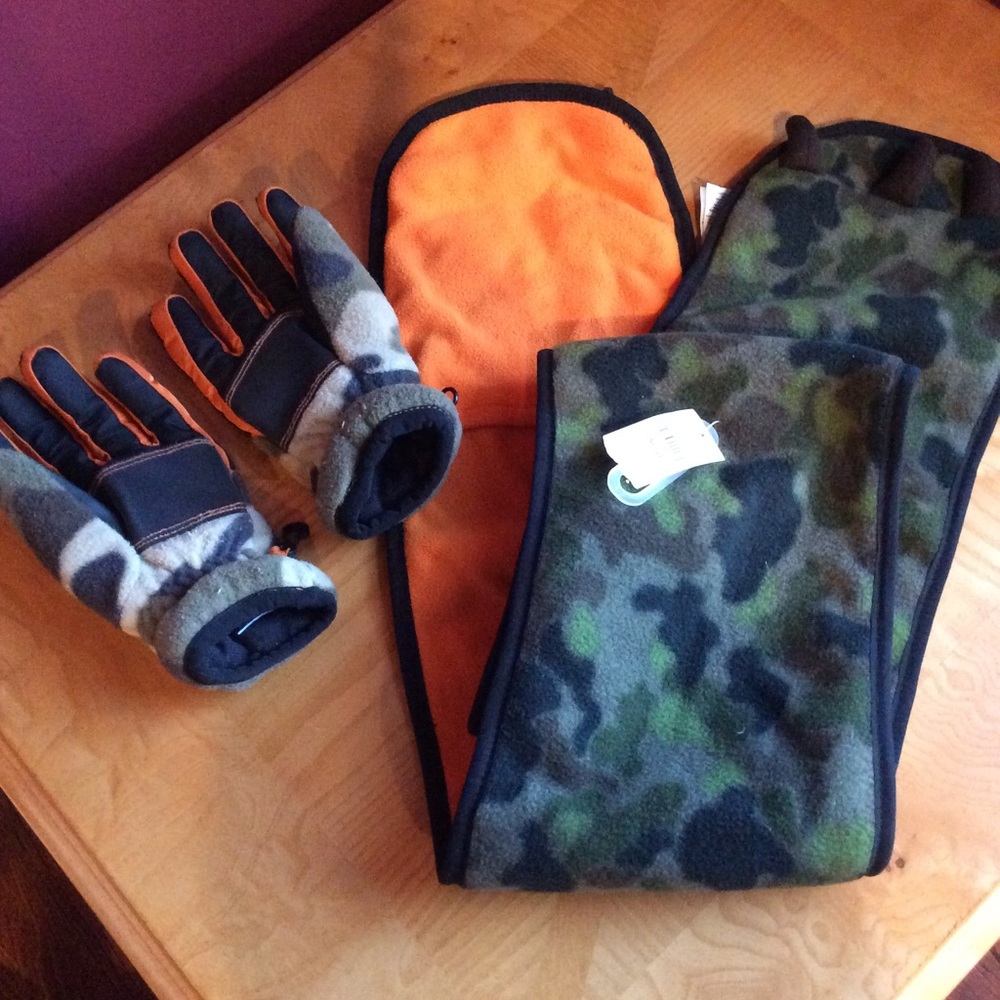 Boys new camo clawed scarf and camo Sz M gloves